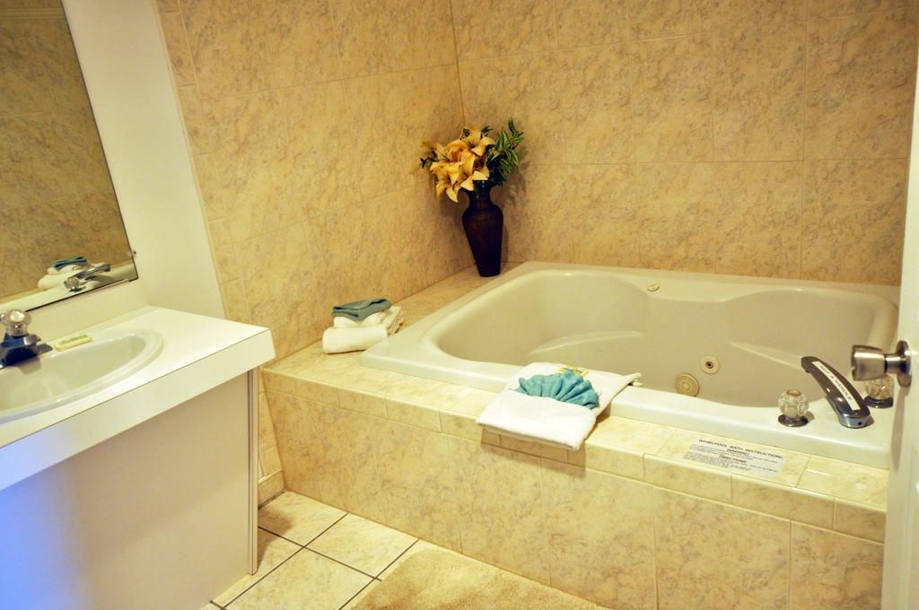 Riviera Resort & Suites Wildwood Room photo